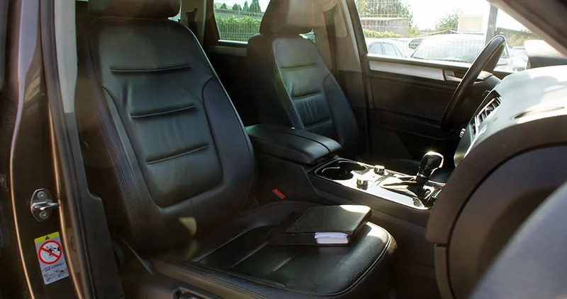 Volkswagen Touareg cena 61700 przebieg: 223000, rok produkcji 2010 z Darłowo małe 326